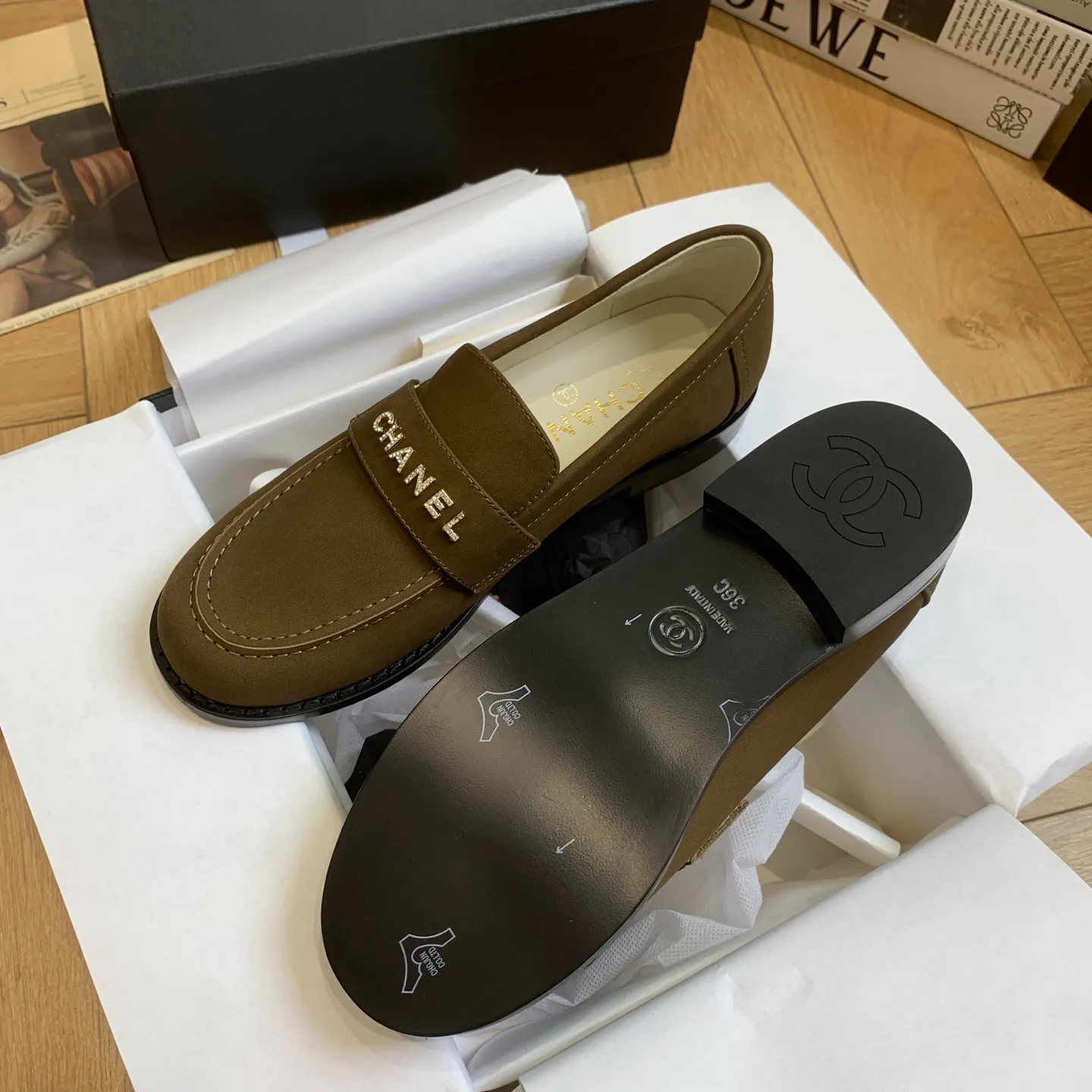 👟👟Ex-factory price 640👟👟 🍀2025 spring and summer new Chanel Chanel small diamond buckle monogram Loaf lazy half-slippers, which can be worn all year round. No matter when you wear them, they are very high-end and durable. When shopping, you can attract attention on the street! Easily travel between commuting and leisure occasions, becoming a carefree fashionable and elegant woman~ Upper: cowhide/butter Lining: lambskin Sole: Italian genuine leather outsole Size: 35-39 (40/41 customized, non-refundable and non-exchangeable 👉